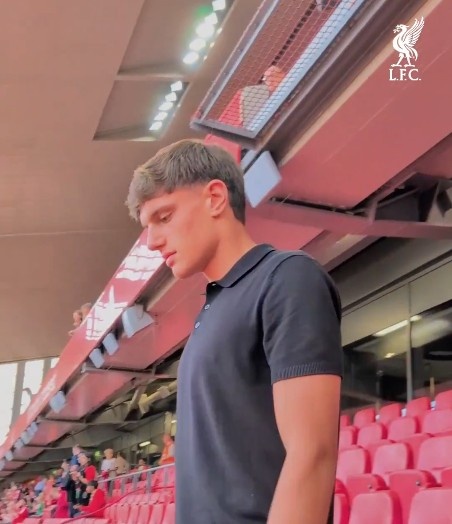 感受安菲尔德狂热氛围，莱奥尼现场观战利物浦VS伯恩茅斯