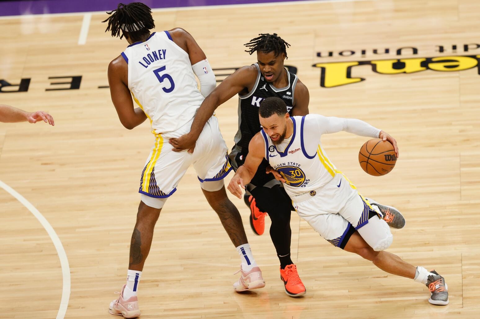 库里：卢尼不仅是夺冠功臣还是更衣室重要组成部分 我们会想念他