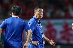 公告|山东泰山足球队主教练崔康熙因膝盖旧伤复发，已回韩国治疗